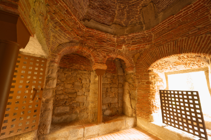 Capilla mozárabe desde muro oeste en el monasterio de Valdeiglesias